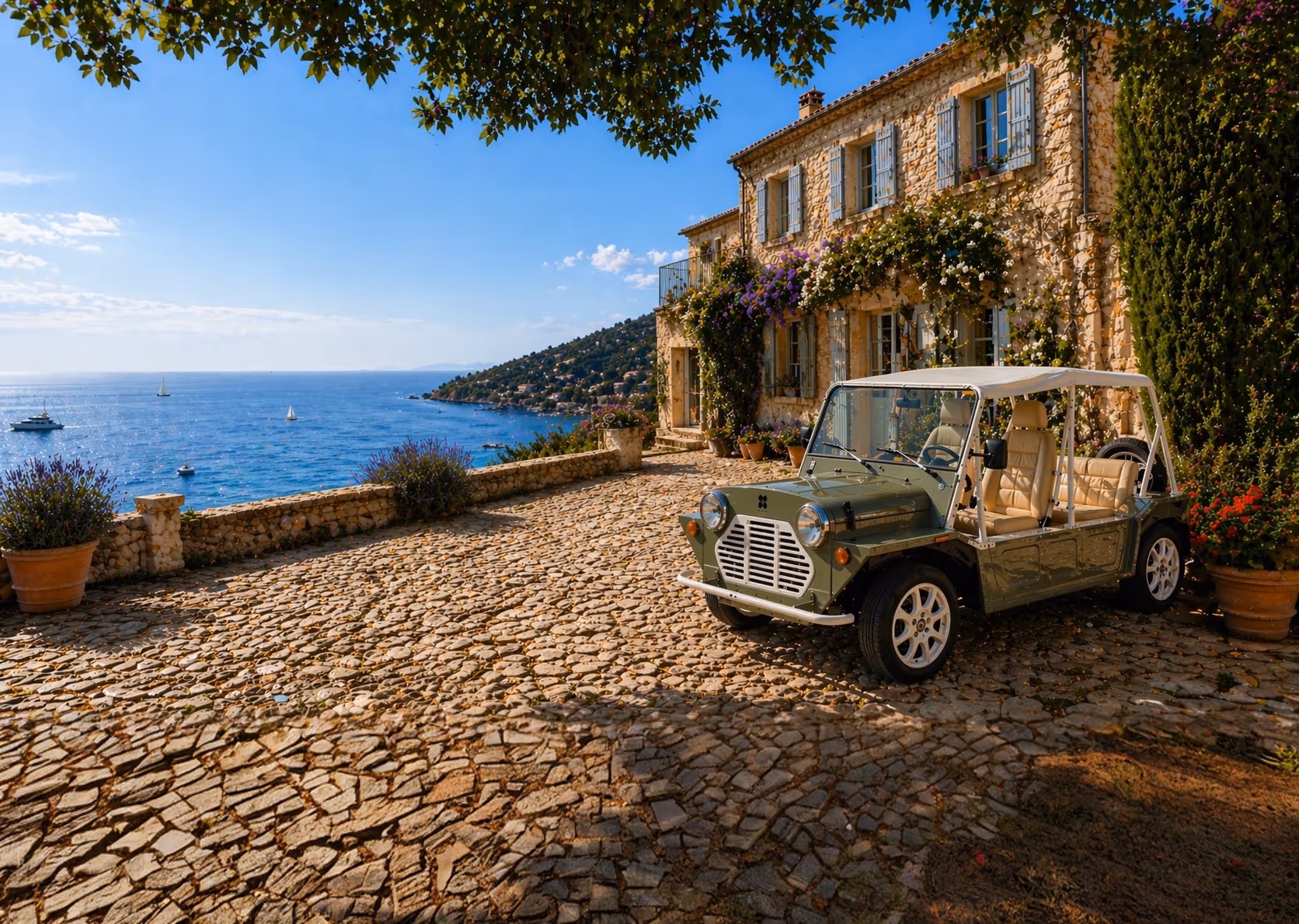 Mini Moke blanc RM Luxury Transport sur route corniche Var coucher de soleil