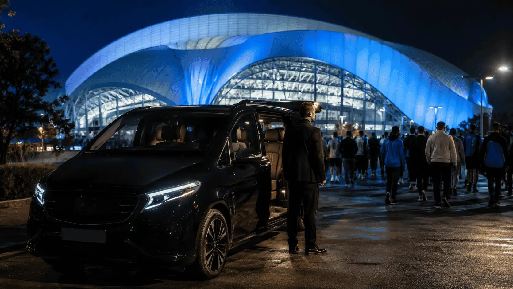 Berline noire avec chauffeur privé devant le stade Vélodrome de Marseille un soir de match