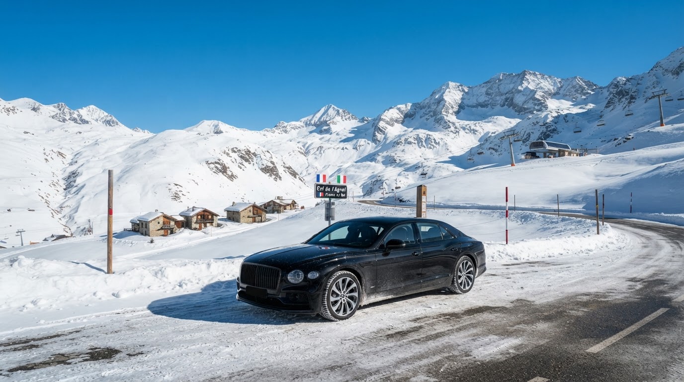 Berline noire avec chauffeur privé sur le col enneigé de Montgenèvre, à la frontière italienne